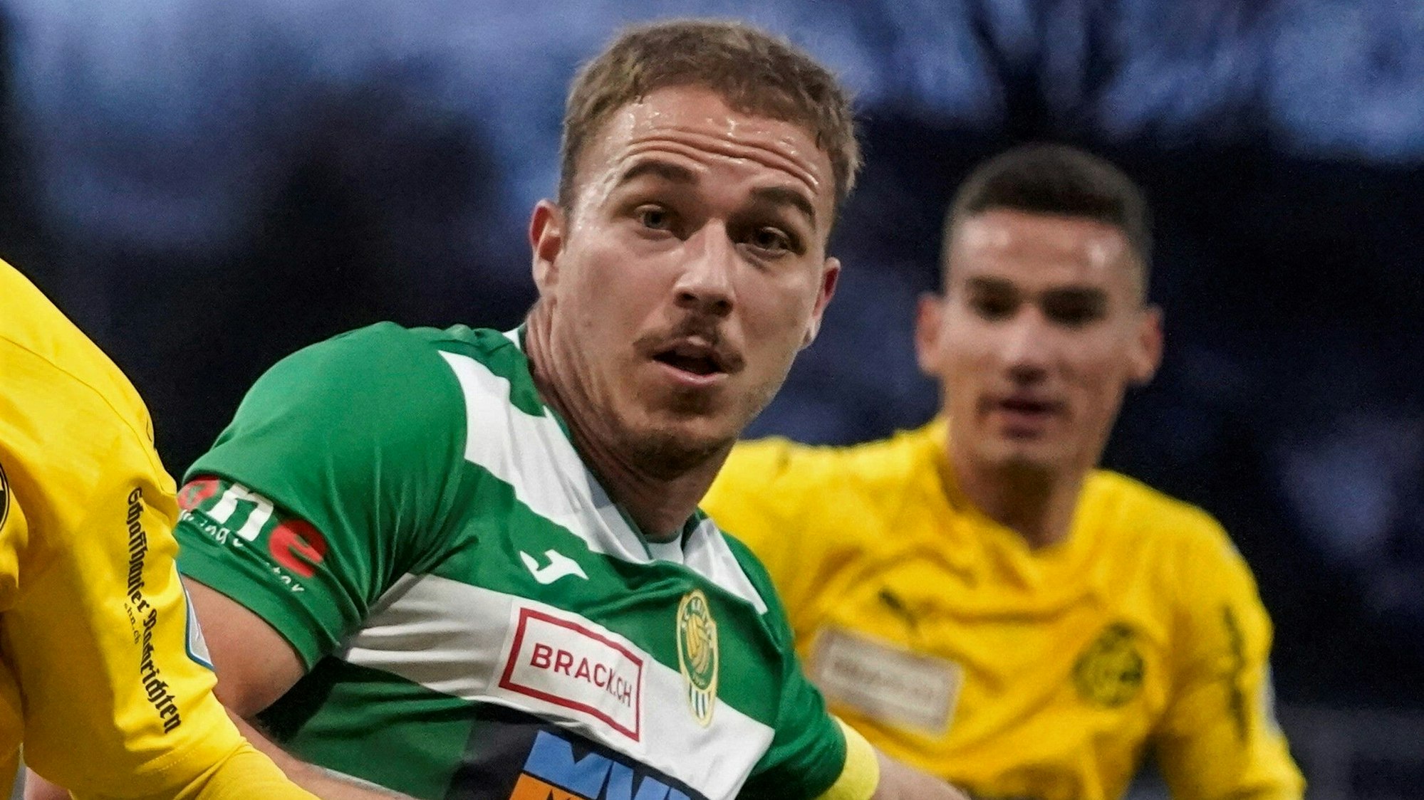 Elia Alessandrini im Spiel des SC Kriens gegen den FC Schaffhausen bei einem Duell um den Ball.