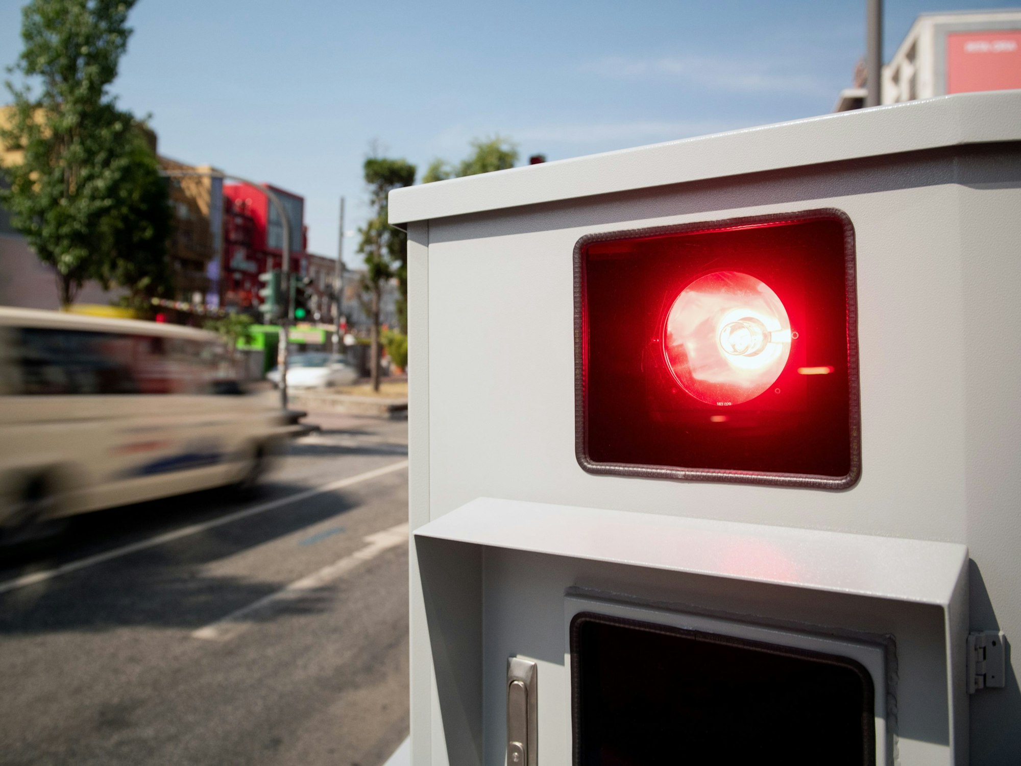 Ein Tempomessgerät steht während einer Pressevorführung an der Reeperbahn.