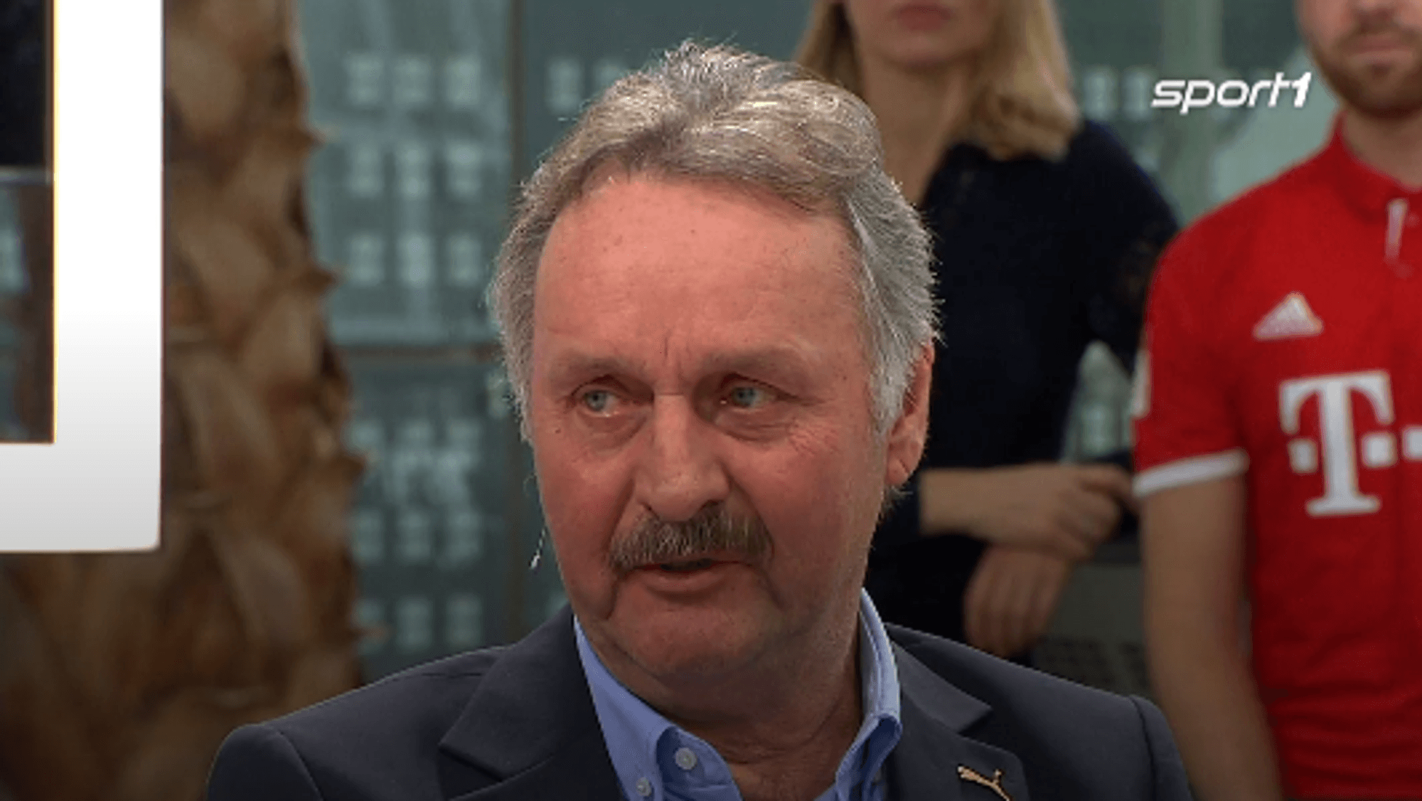 Peter Neururer sitzt als Gast im Sport1-Doppelpass.