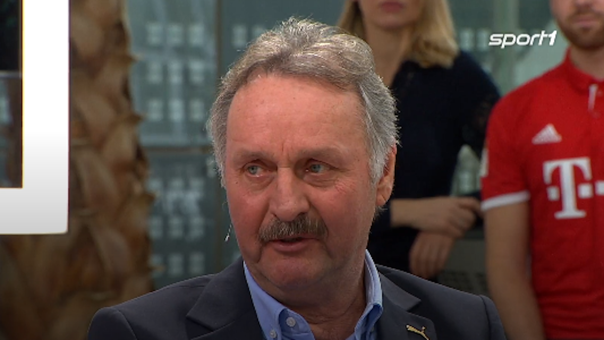 Peter Neururer sitzt als Gast im Sport1-Doppelpass.