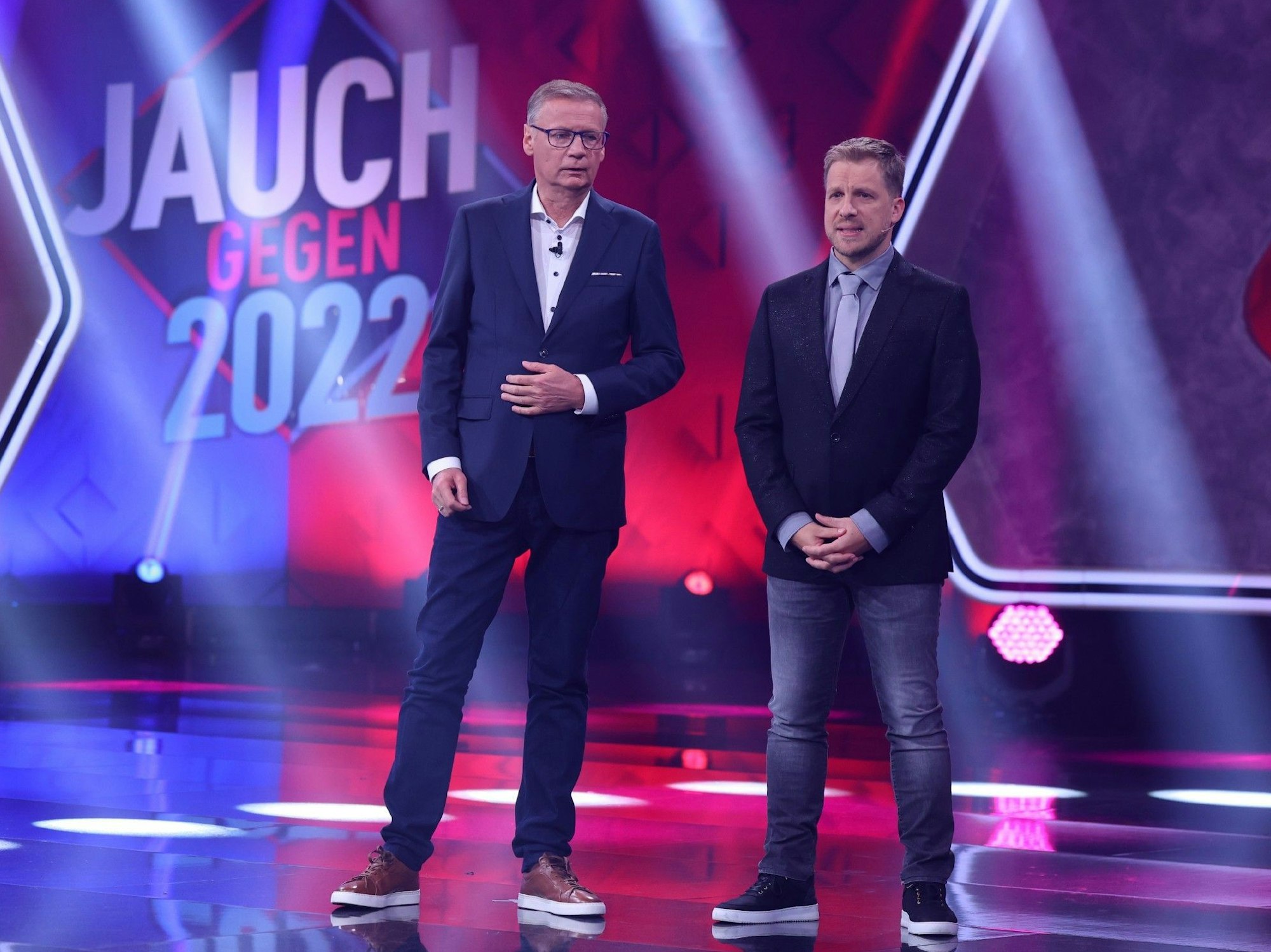 Günther Jauch steht gemeinsam mit Moderator Oliver Pocher auf der Bühne.