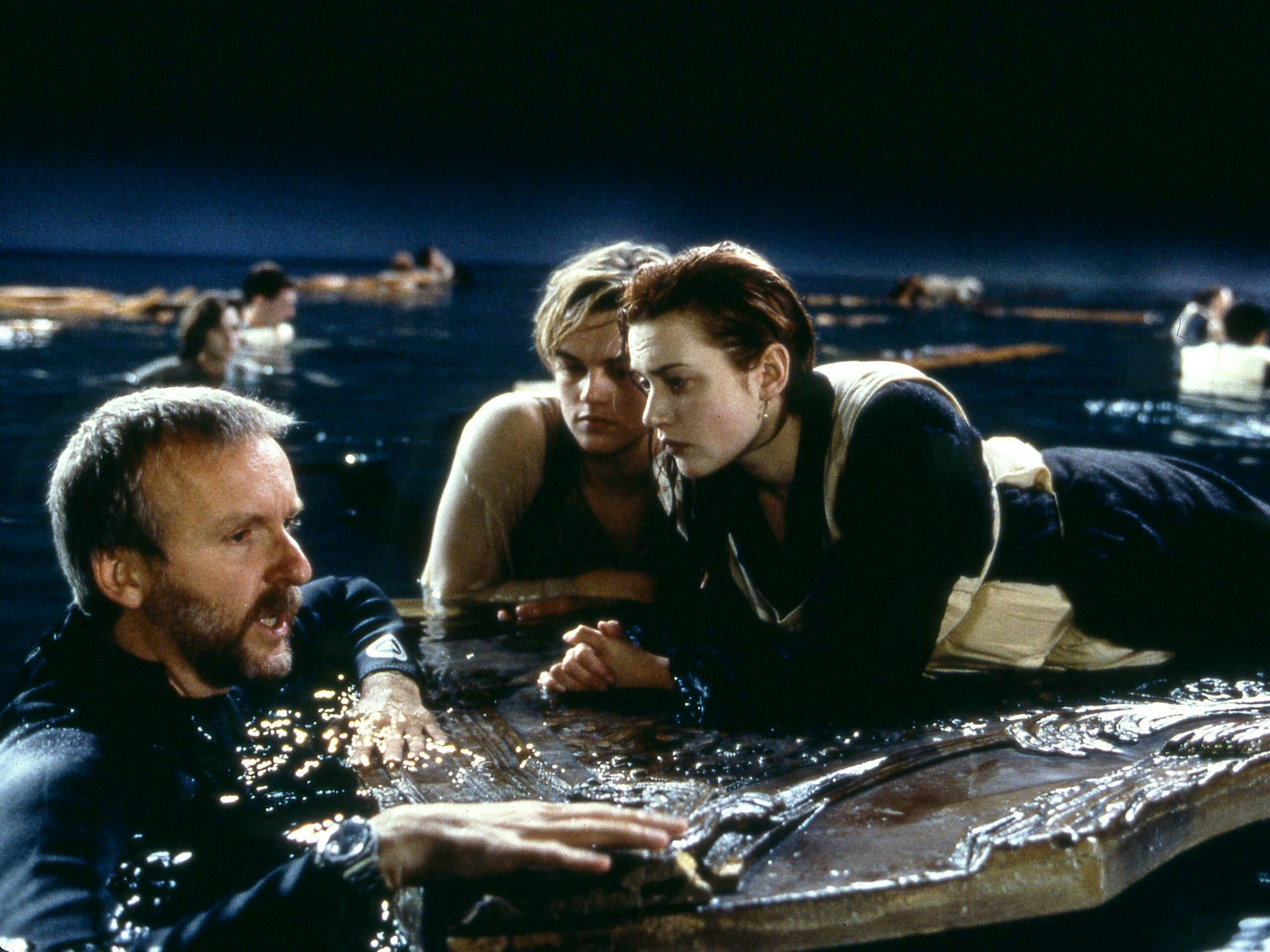 James Cameron (link), Leonardo Dicaprio (mitte) und Kate Winslet im Wasser bei Dreharbeiten für den Film "Titanic"