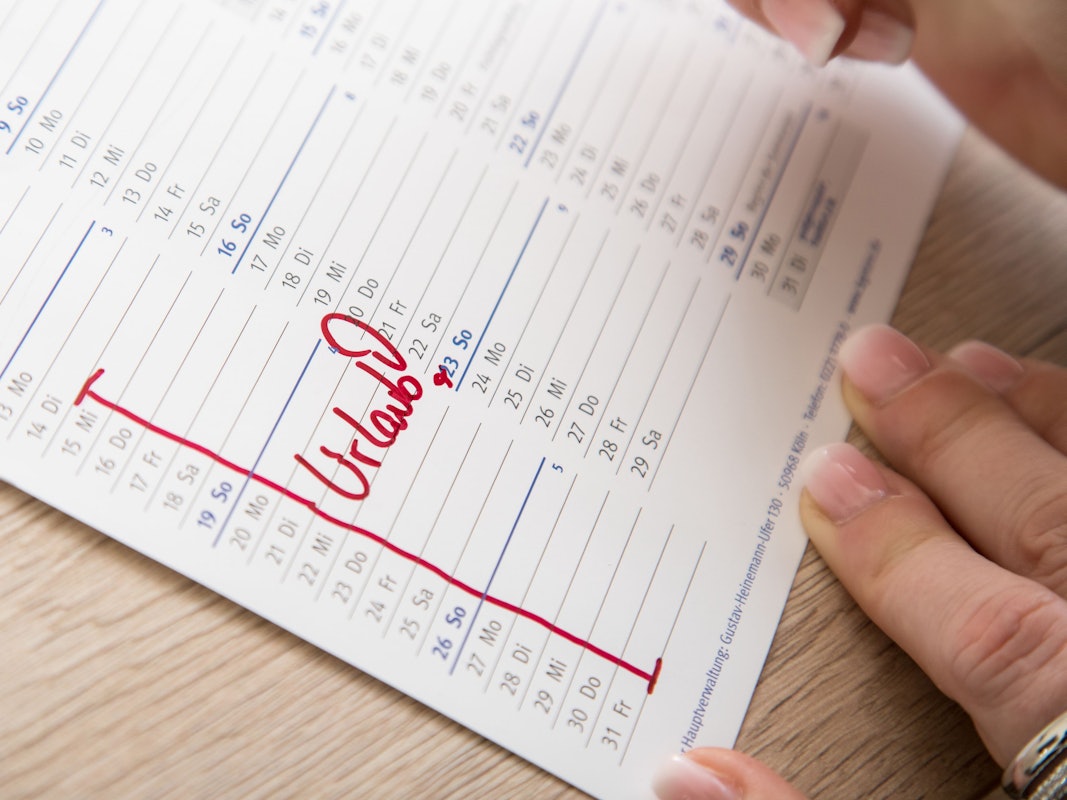 Das Foto zeigt Urlaubsplanungen im Kalender im Februar 2020. Auch für das Jahr 2023 muss sich genau überlegt werden, wo es als Nächstes hingeht.
