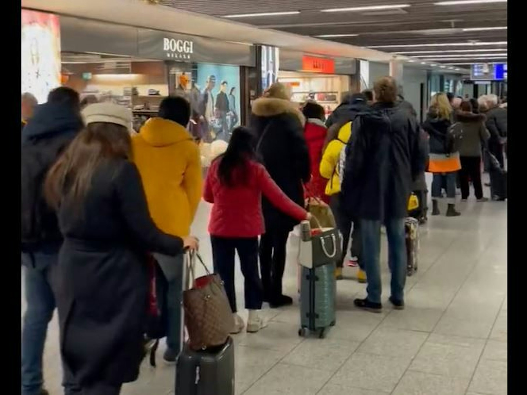 Ein Ausschnitt aus dem Twitter-Video von Thomas Bareiß zeigt das Warte-Chaos am Frankfurter Flughafen.
