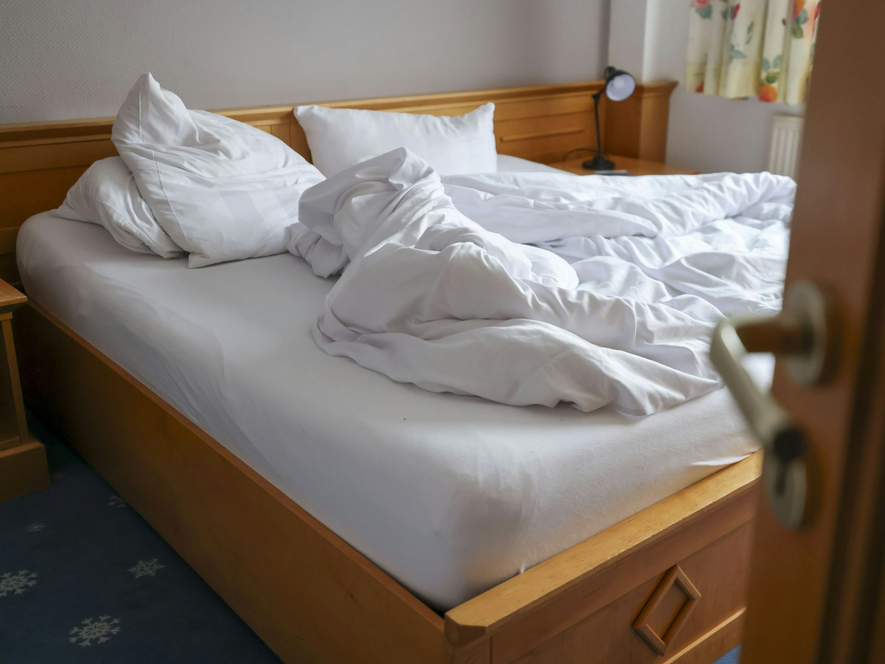 Das Inventar des „Hotel am Josephsplatz“ in Nürnberg, hier ein Foto eines Hotelzimmers im November 2021 in Sachsen, wird versteigert.