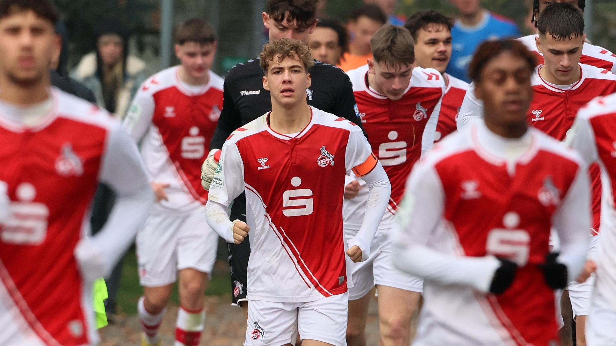 Meiko Wäschenbach und die U19 des 1. FC Köln vor dem Spiel gegen Holstein Kiel.