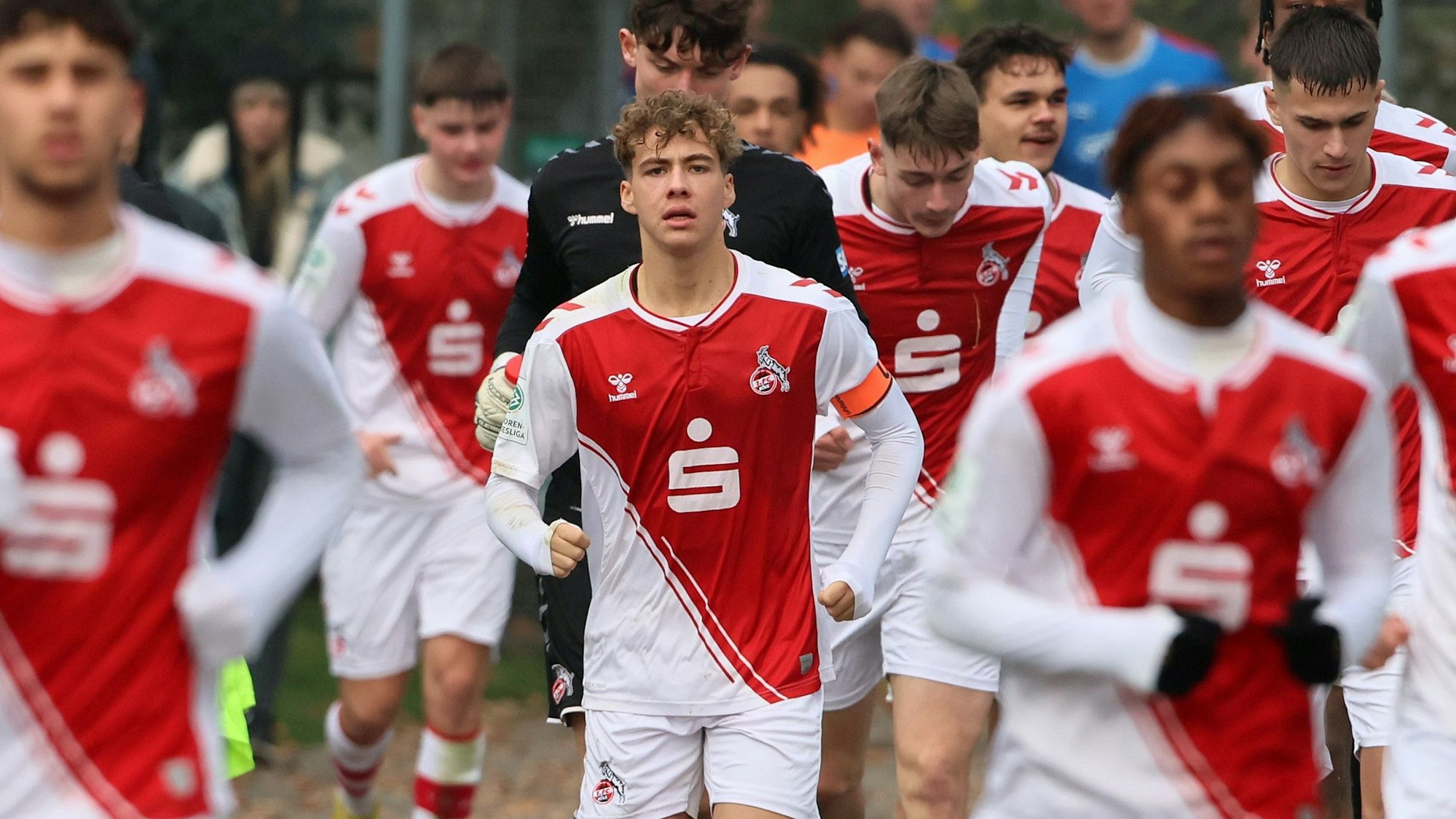 Meiko Wäschenbach und die U19 des 1. FC Köln vor dem Spiel gegen Holstein Kiel.