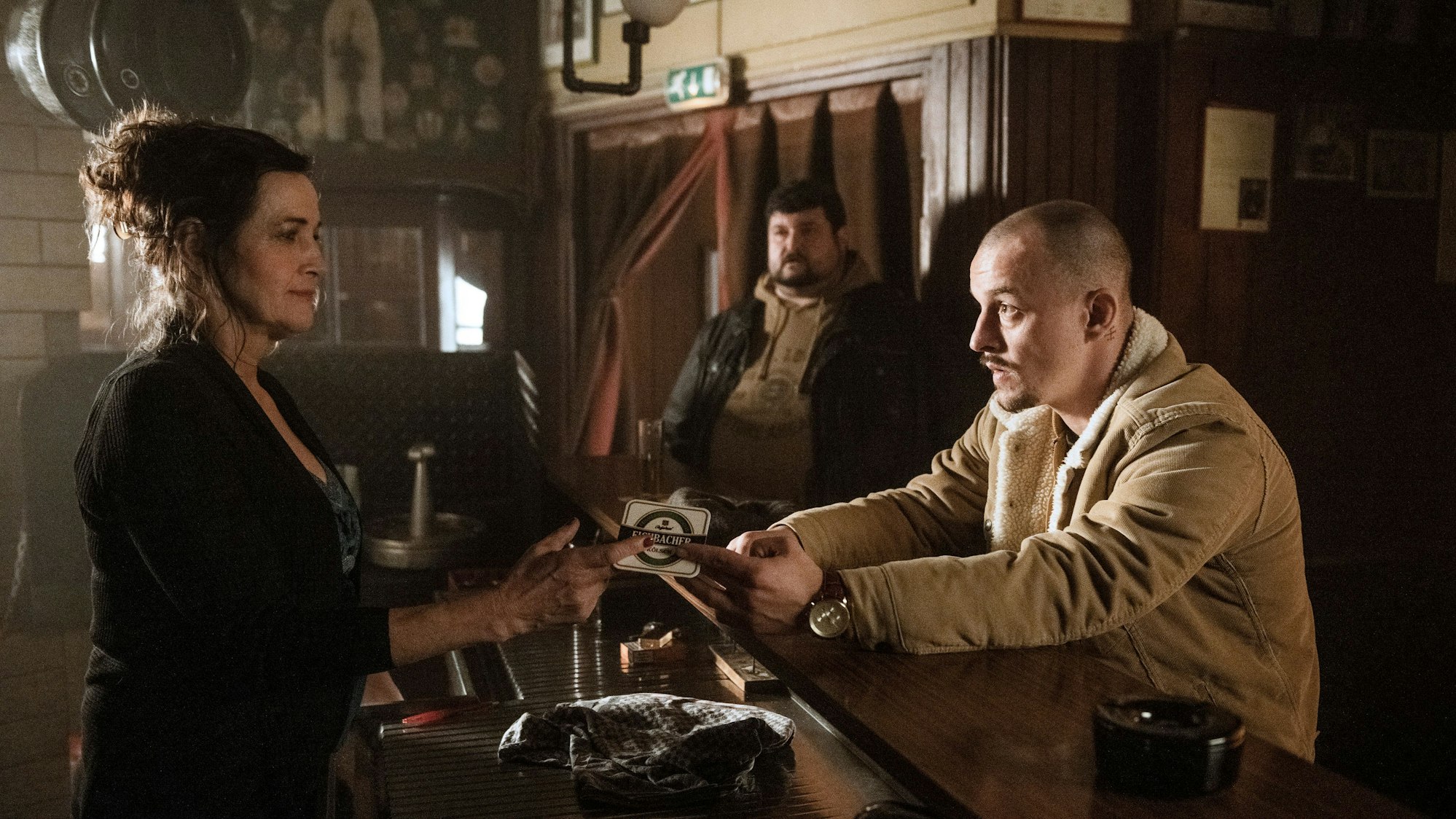 Ulla Waldstätt (Almut Zilcher, links) hinter der Theke ihrer Kneipe "Hugos Eck" mit Marco Raschke (Paul Wollin, r) im Tatort.