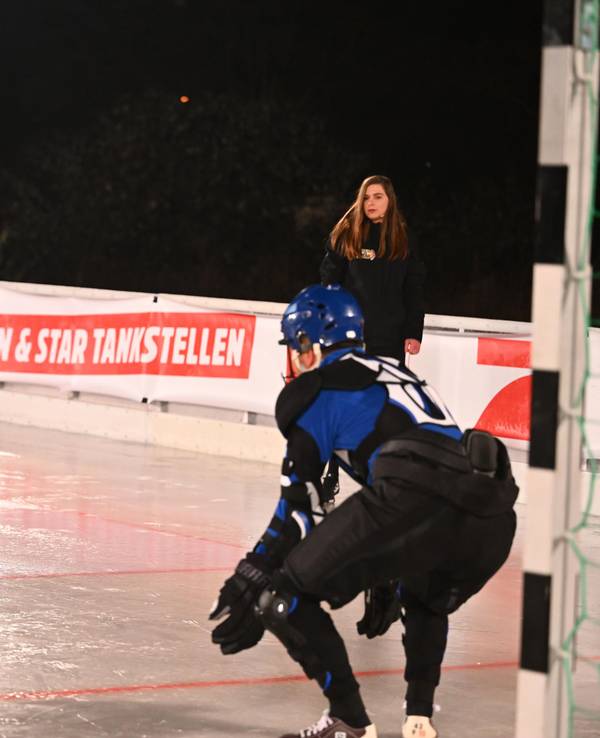 Joachim Llambi schießt beim Eisfußball auf das Tor von DJ Bobo.