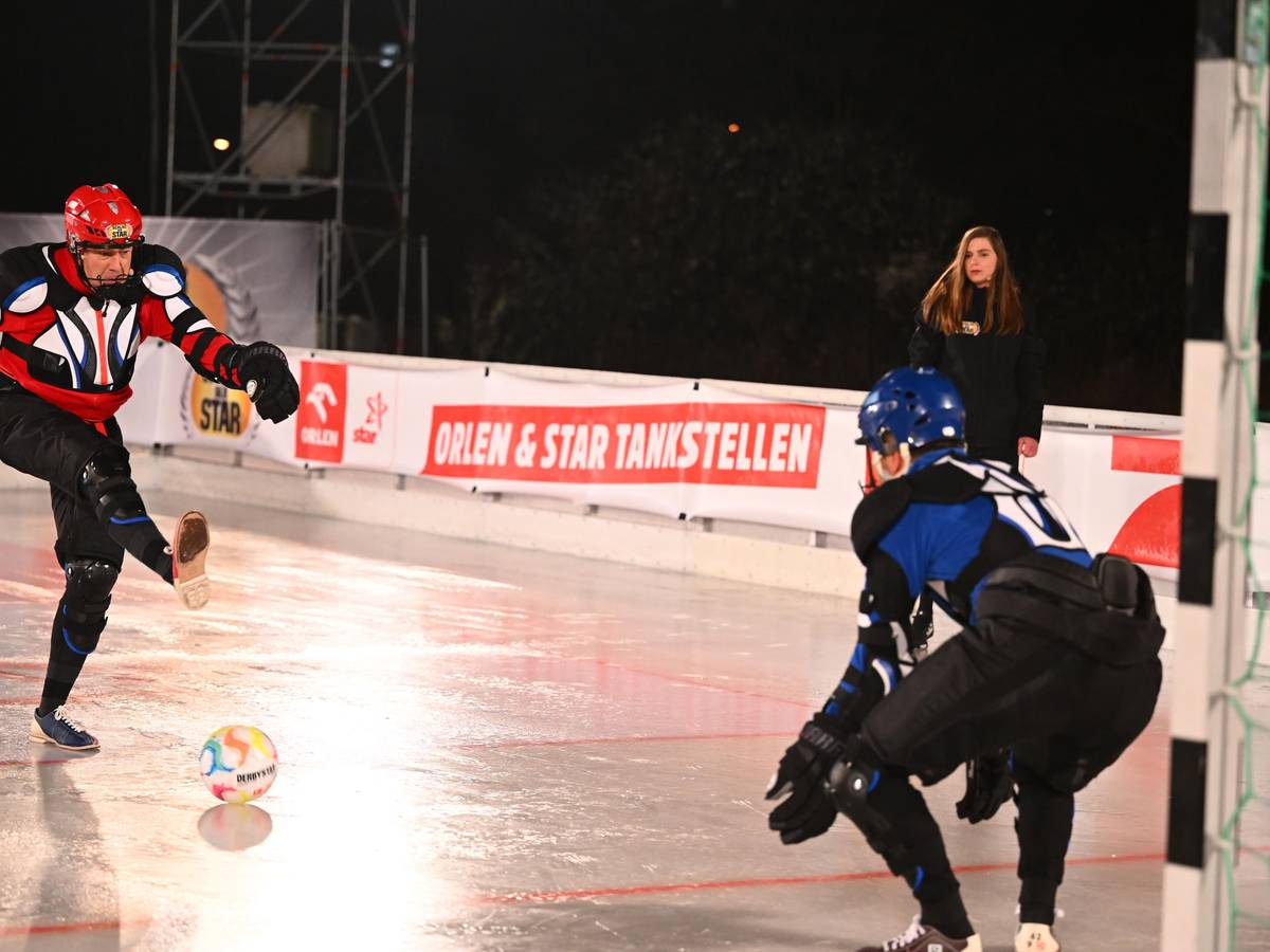 Joachim Llambi schießt beim Eisfußball auf das Tor von DJ Bobo.
