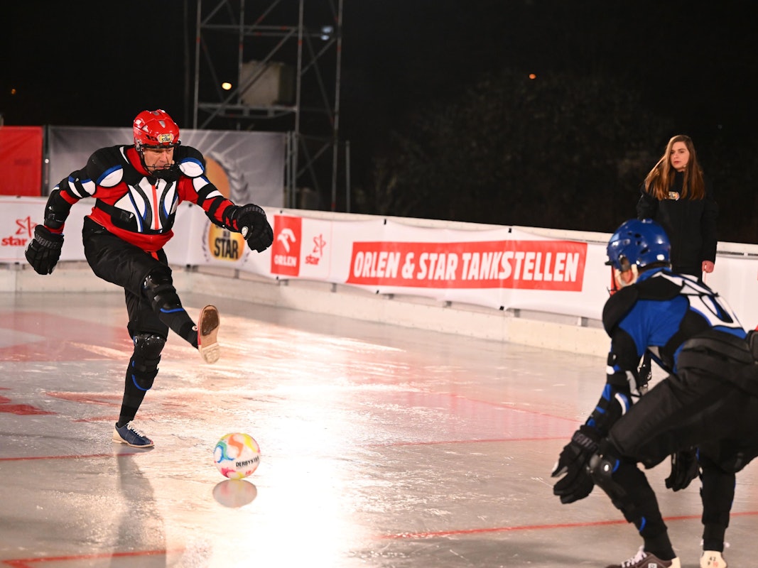 Joachim Llambi schießt beim Eisfußball auf das Tor von DJ Bobo.