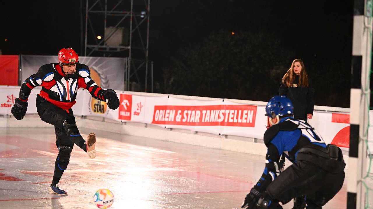 Joachim Llambi schießt beim Eisfußball auf das Tor von DJ Bobo.