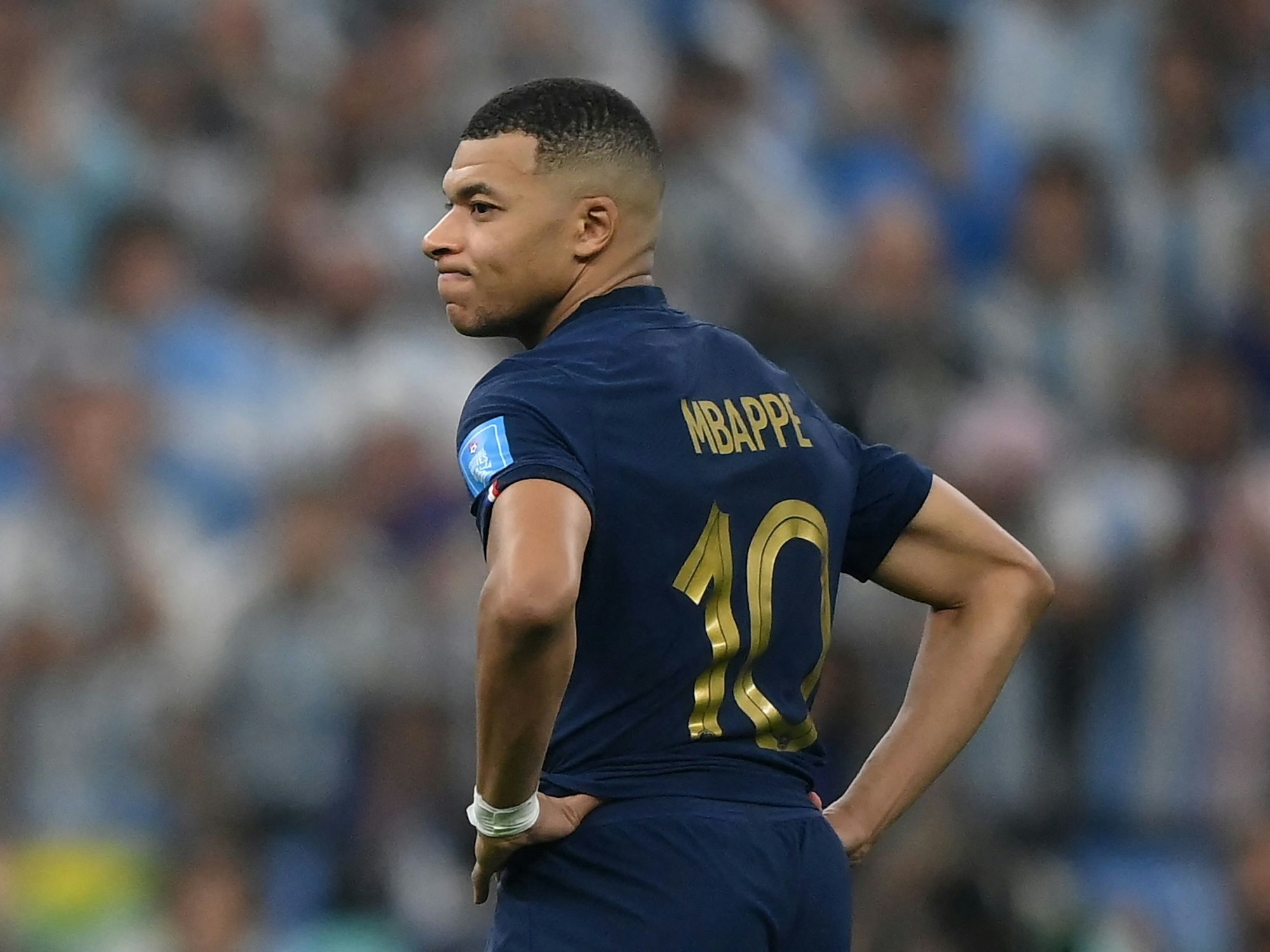 Kylian Mbappé steht nach dem verlorenen WM-Finale gegen Argentinien enttäuscht auf dem Rasen.