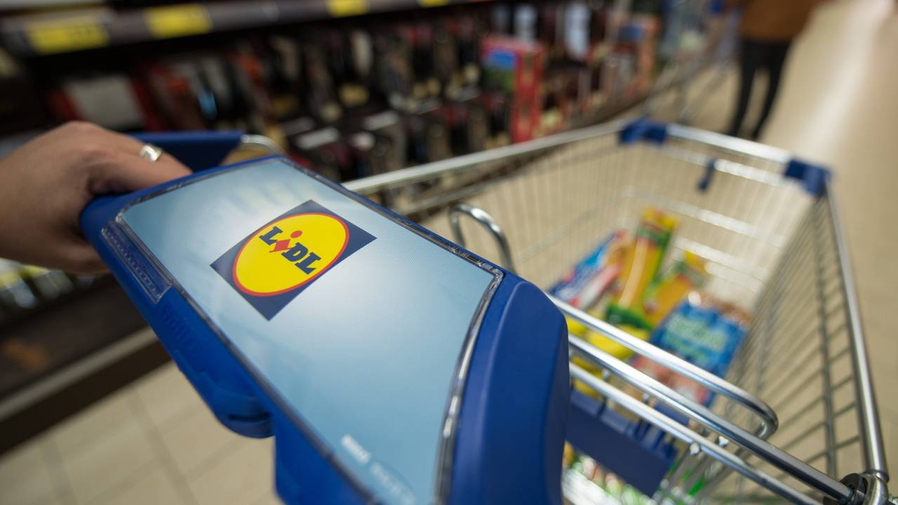 Ein Kunde schiebt in einer Filiale des Lebensmitteldiscounters Lidl einen Einkaufswagen durch die Regalreihen.