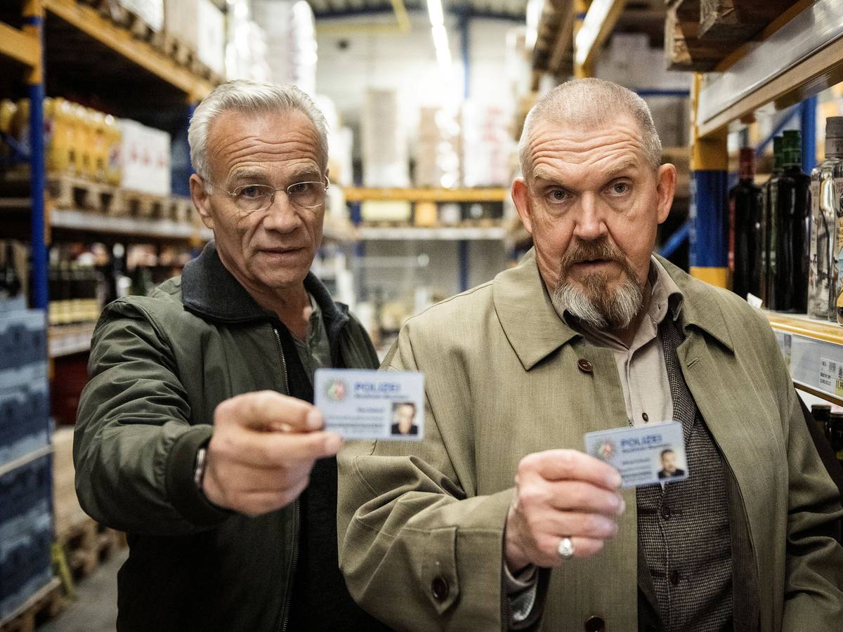 Bei Feinkost Raschke: Die Kommissare Max Ballauf (Klaus J. Behrendt, l.) und Freddy Schenk (Dietmar Bär) zeigen ihre Dienstausweise.