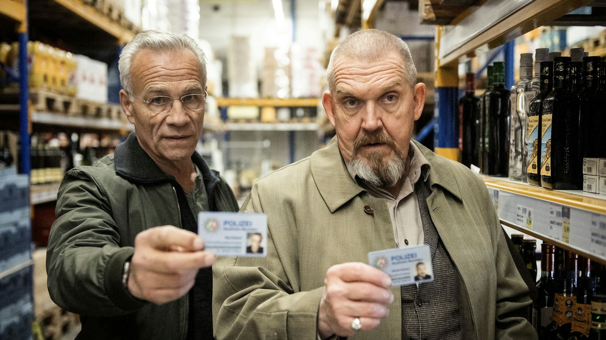 Bei Feinkost Raschke: Die Kommissare Max Ballauf (Klaus J. Behrendt, l.) und Freddy Schenk (Dietmar Bär) zeigen ihre Dienstausweise.