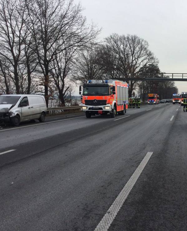 Einsatzfahrzeuge von Feuerwehr, Rettungsdienst und Polizei stehen auf der Autobahn, auf dem Standstreifen ein am Unfall beteiligtes Fahrzeug.