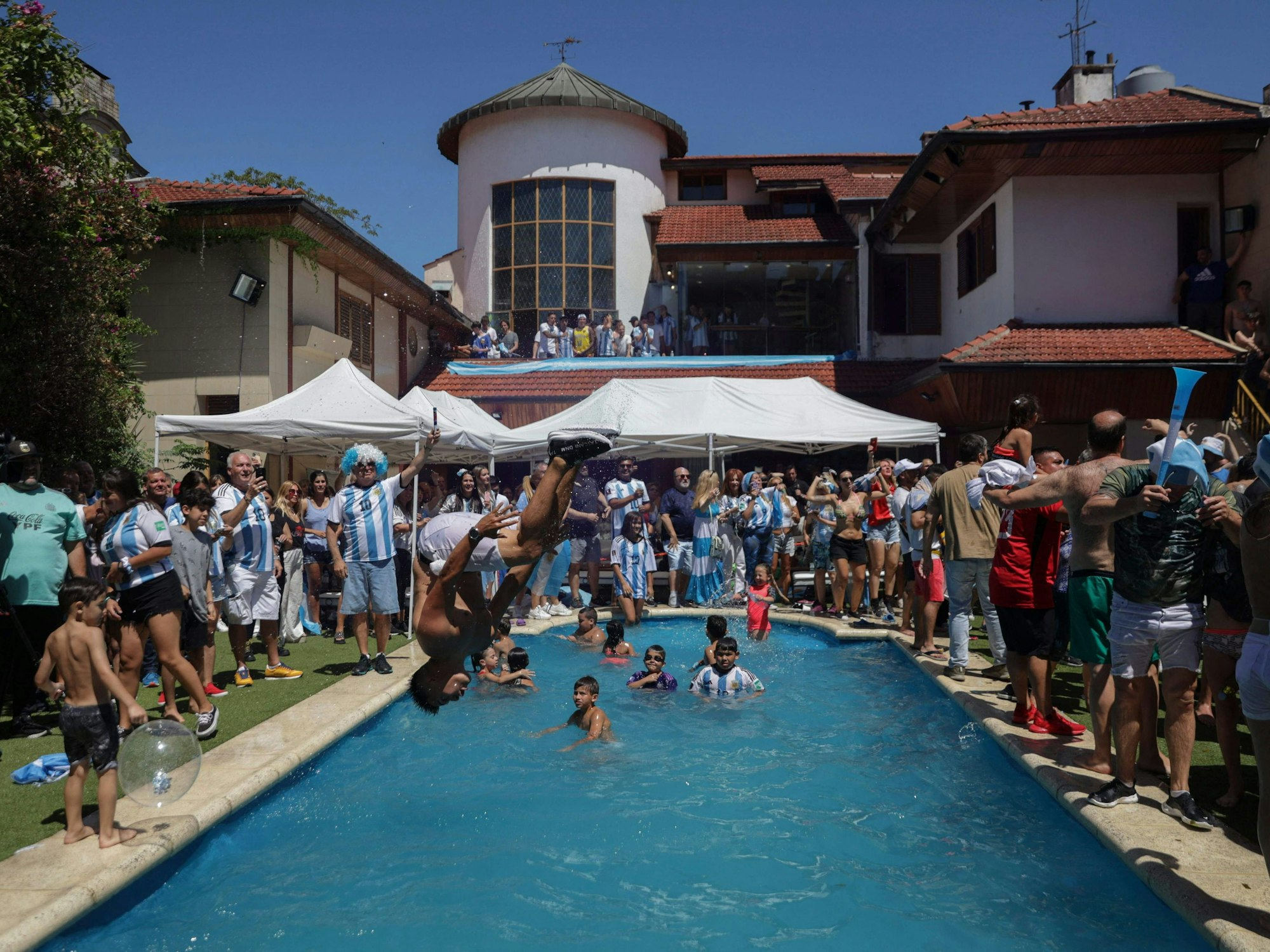 Argentinische Fans feiern den WM-Triumph in der ehemaligen Villa von Diego Maradona und springen in den Pool.