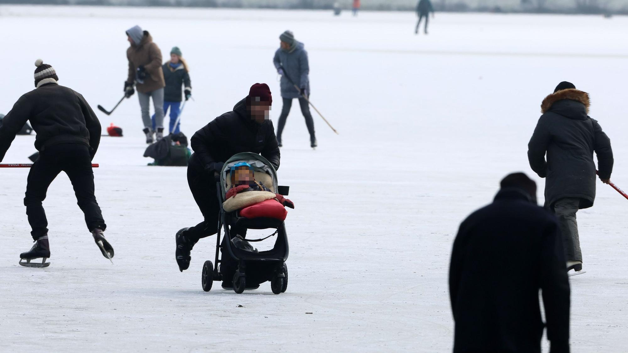 Eisläufer auf dem Decksteiner Weiher.