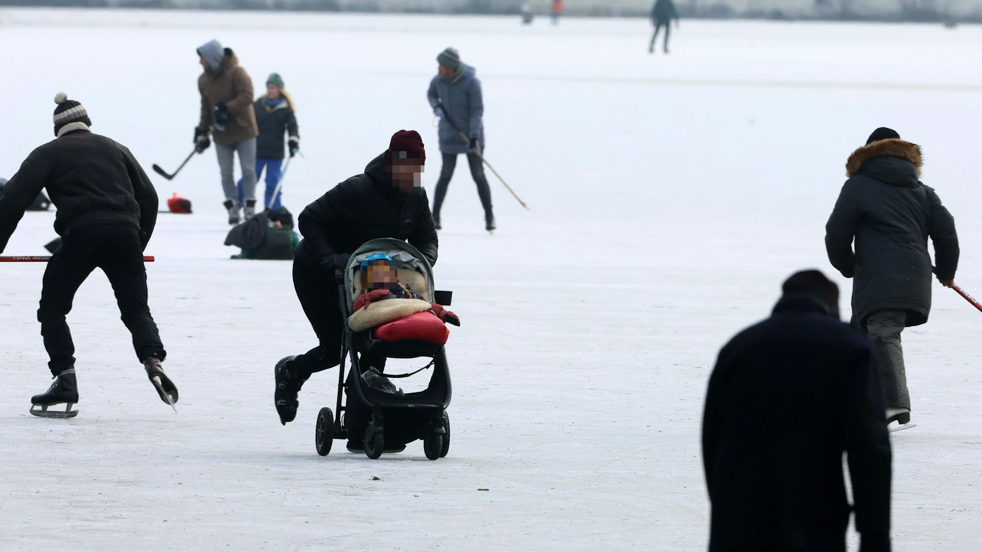Eisläufer auf dem Decksteiner Weiher.