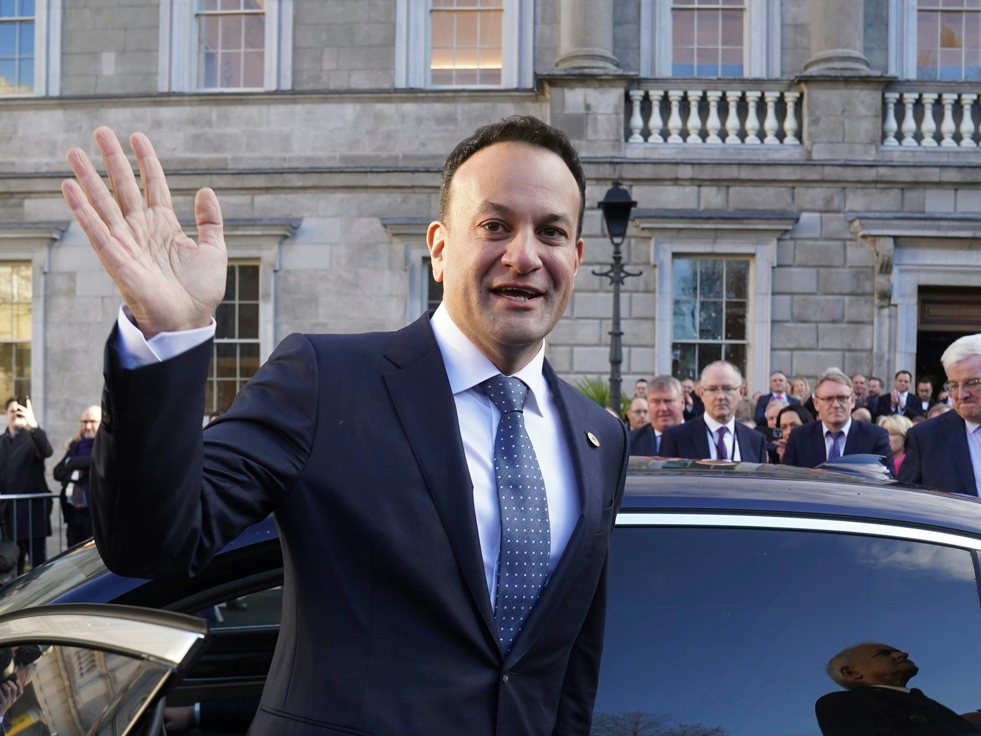 Der irische Premierminister Leo Varadkar winkt in die Kamera.