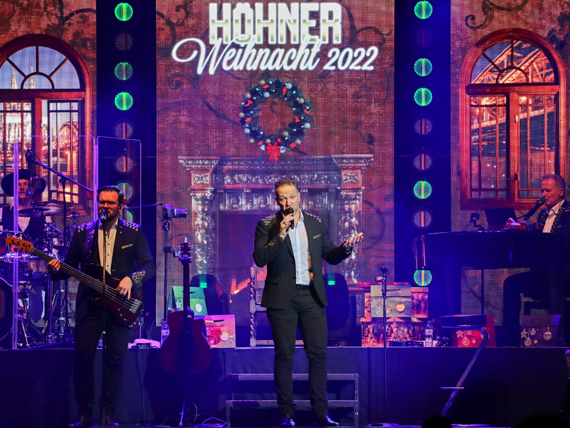 Sänger Patrick Lück steht mit einem Mikrofon auf einer Bühne.