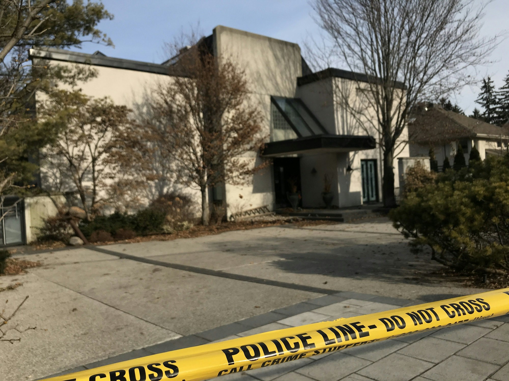 Eine Polizeiabsperrung ist vor dem Haus der Shermans in Kanada befestigt.