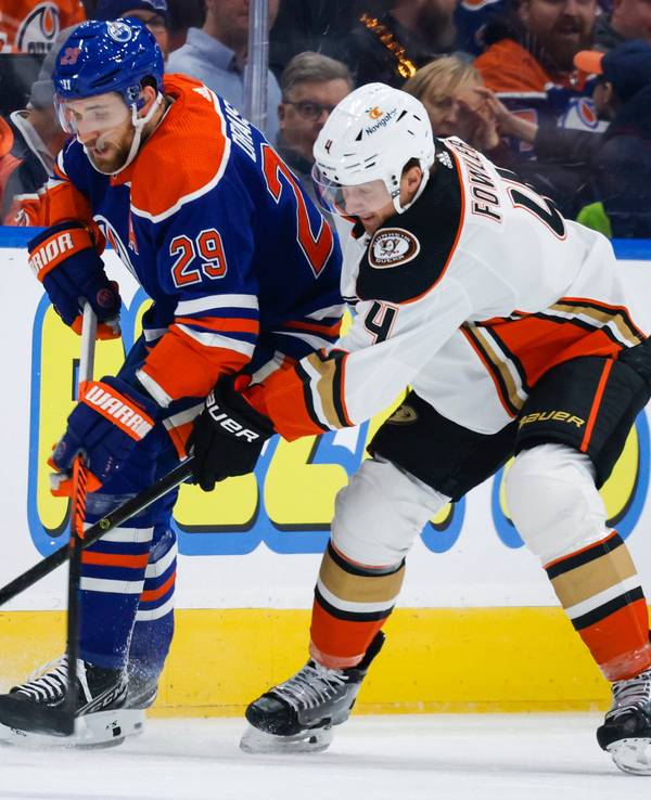 Anaheim Ducks-Verteidiger Cam Fowlerd (r) in Aktion gegen Edmonton Oilers-Stürmer Leon Draisaitl.