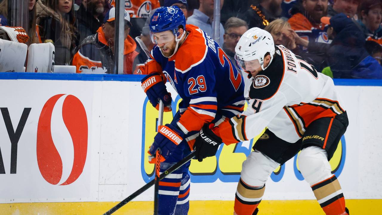 Anaheim Ducks-Verteidiger Cam Fowlerd (r) in Aktion gegen Edmonton Oilers-Stürmer Leon Draisaitl.