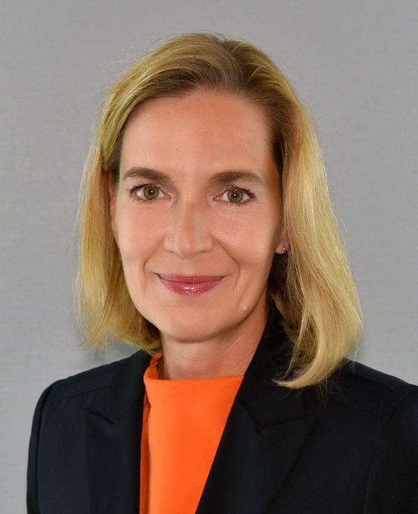 Heike Kerscher blickt in die Kamera.