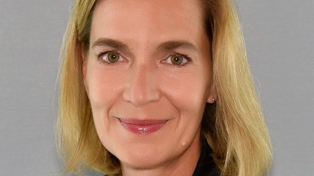 Heike Kerscher blickt in die Kamera.