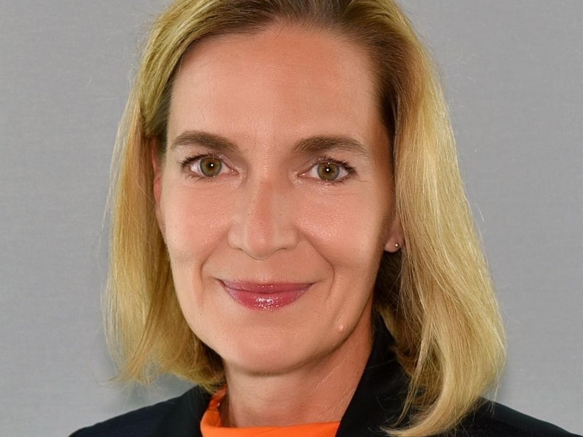 Heike Kerscher blickt in die Kamera.