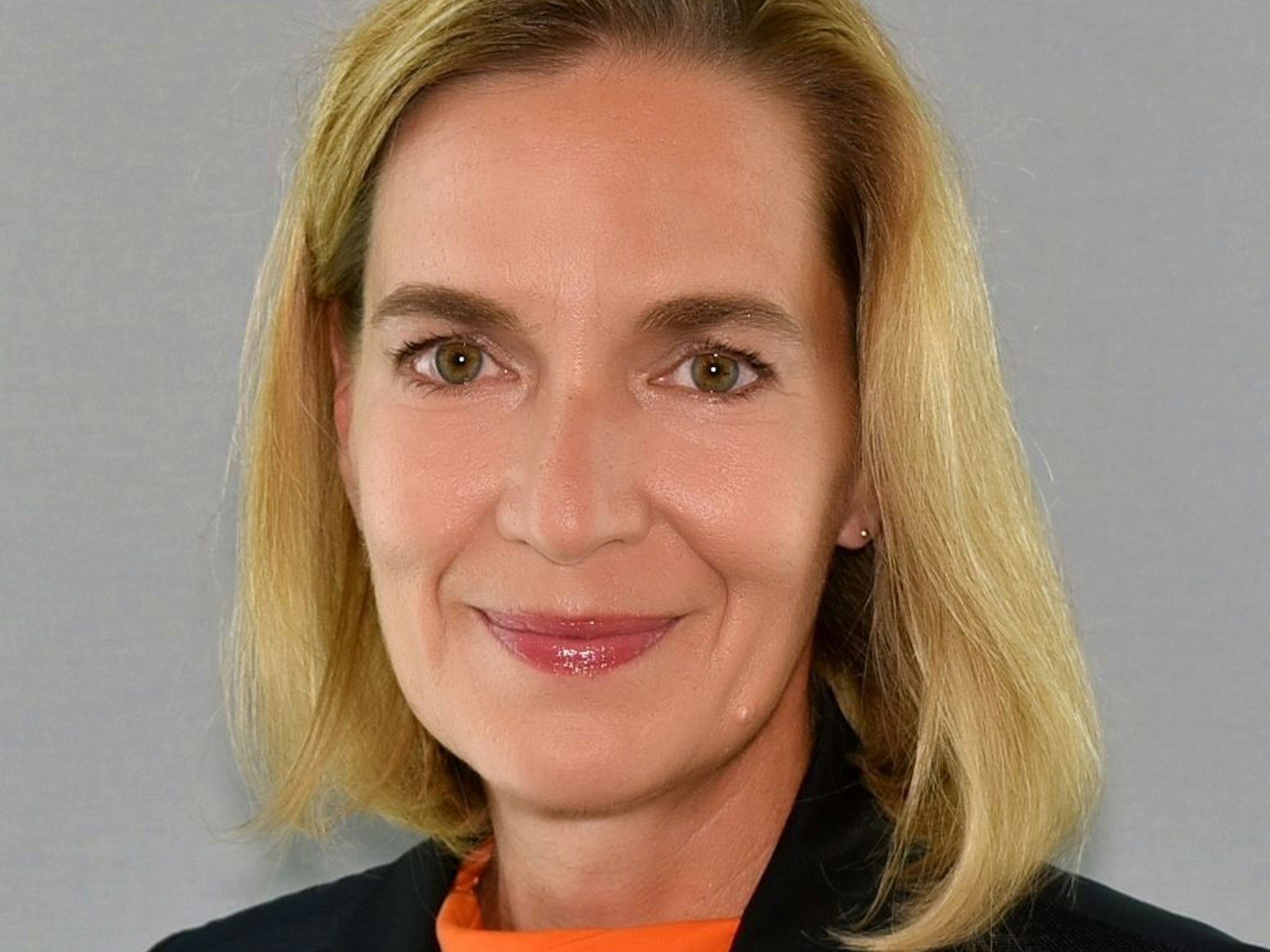 Heike Kerscher blickt in die Kamera.