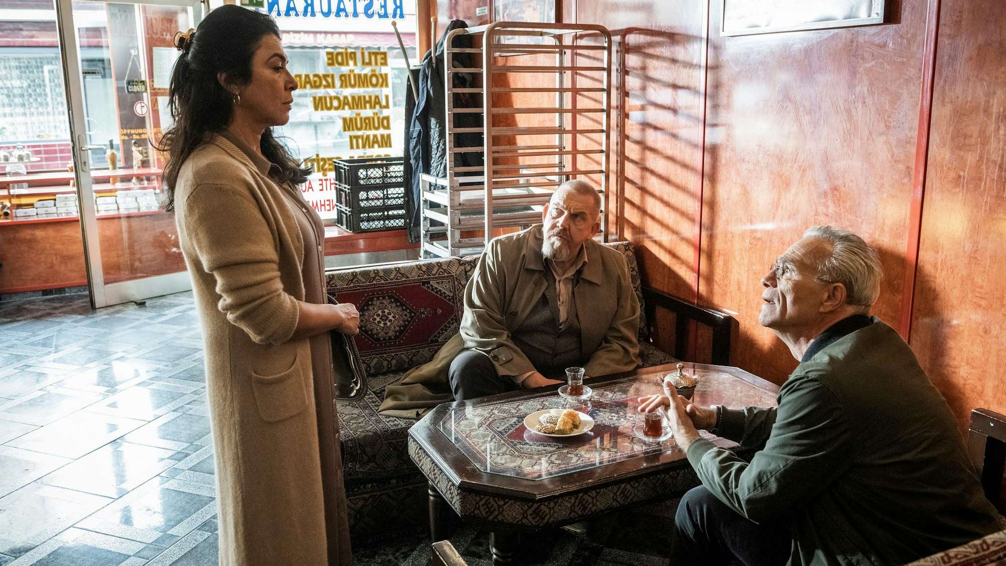 Das Café muss sie seit dem Tod ihres Mannes alleine führen: Aylin Göktan (Günfer Çölgeçen) wird von den Kommissaren Freddy Schenk (Dietmar Bär) und Max Ballauf (Klaus J. Behrendt, v.l.) befragt.