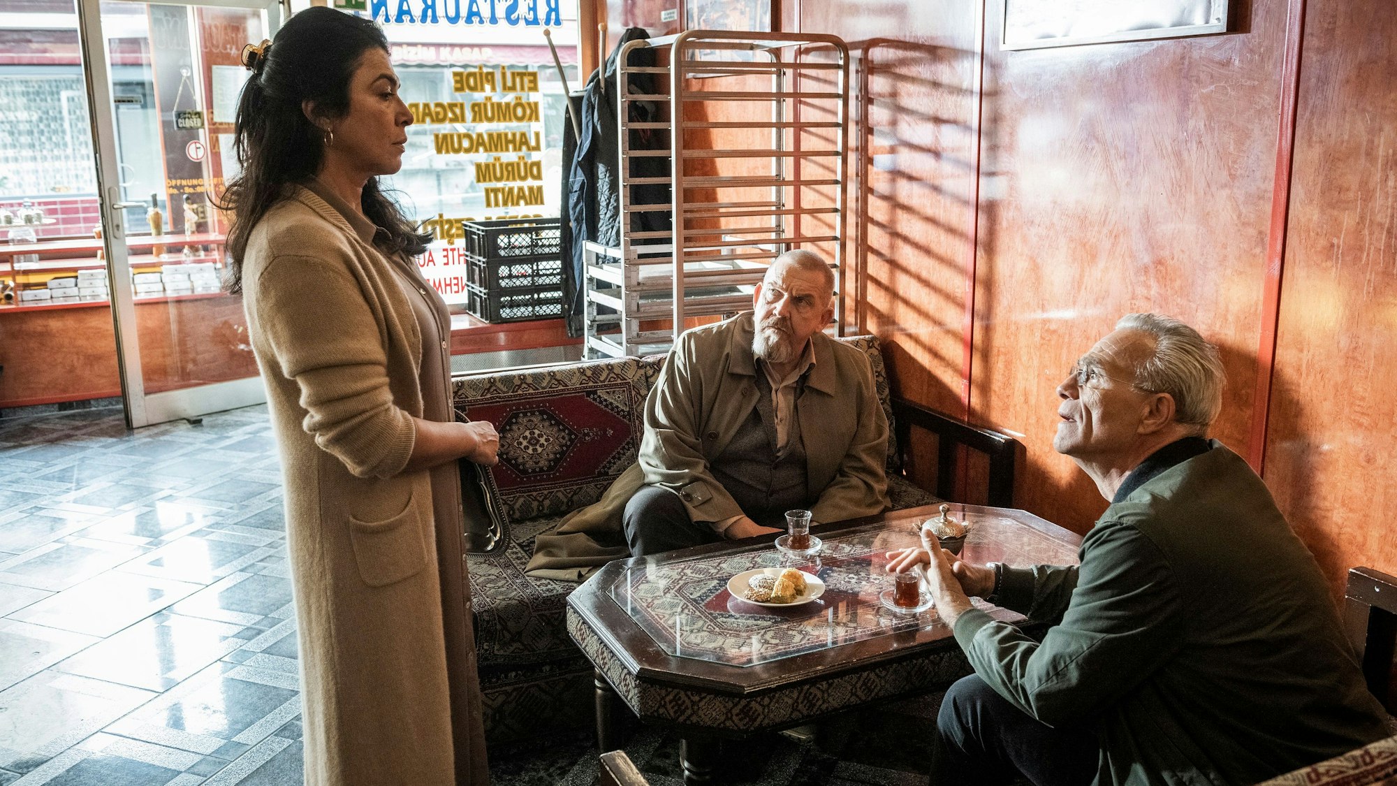 Das Café muss sie seit dem Tod ihres Mannes alleine führen: Aylin Göktan (Günfer Çölgeçen) wird von den Kommissaren Freddy Schenk (Dietmar Bär) und Max Ballauf (Klaus J. Behrendt, v.l.) befragt.