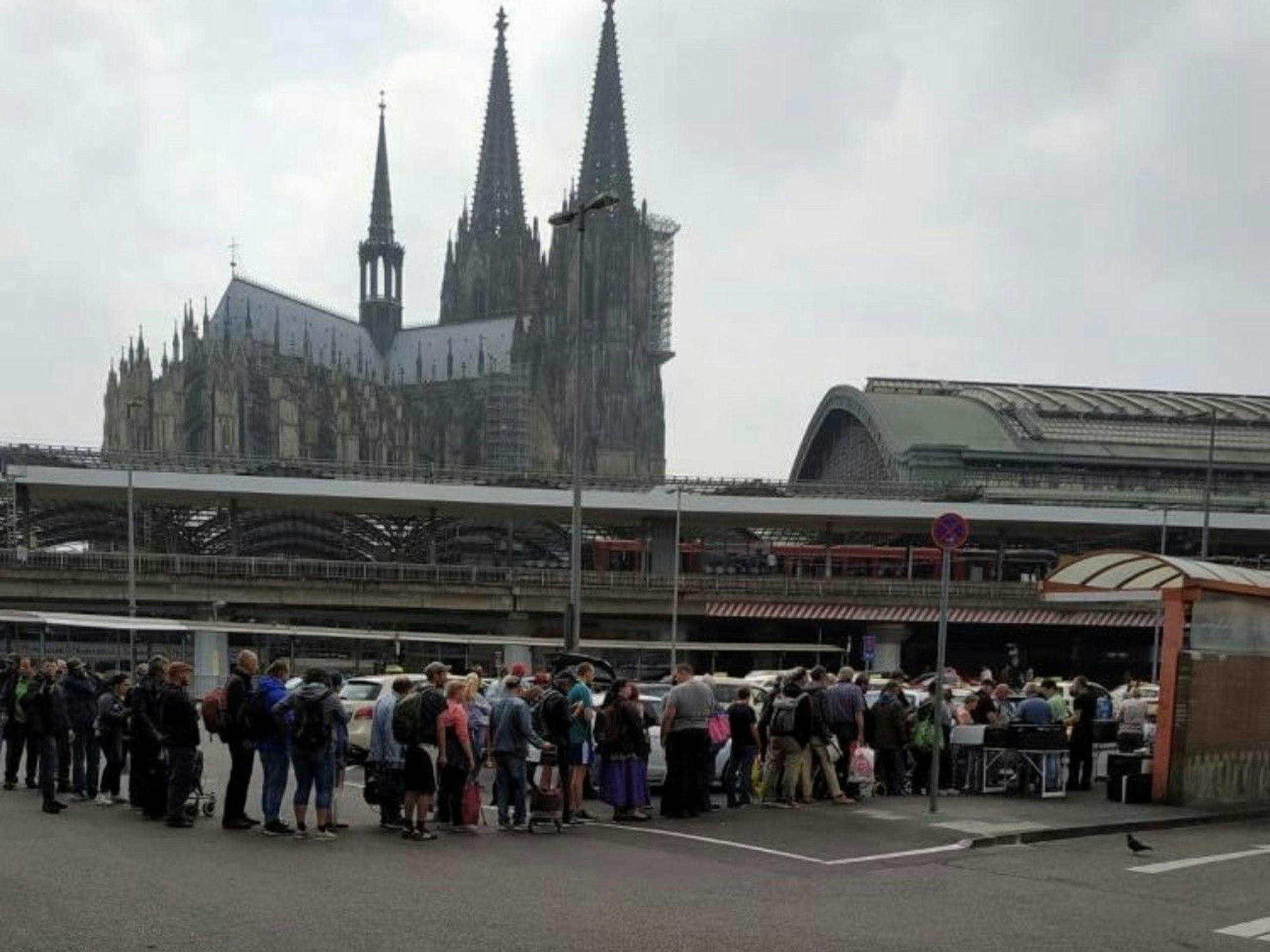 Eine Schlange vor der Essensausgabe der Obdachlosenhilfe mit Herz.