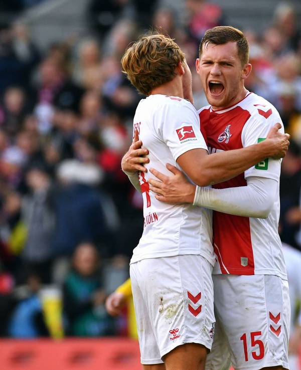 Luca Kilian und Timo Hübers jubeln über den Sieg gegen Dortmund.