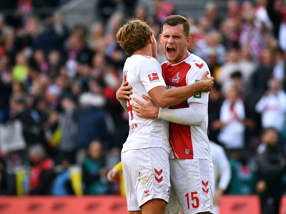 Luca Kilian und Timo Hübers jubeln über den Sieg gegen Dortmund.
