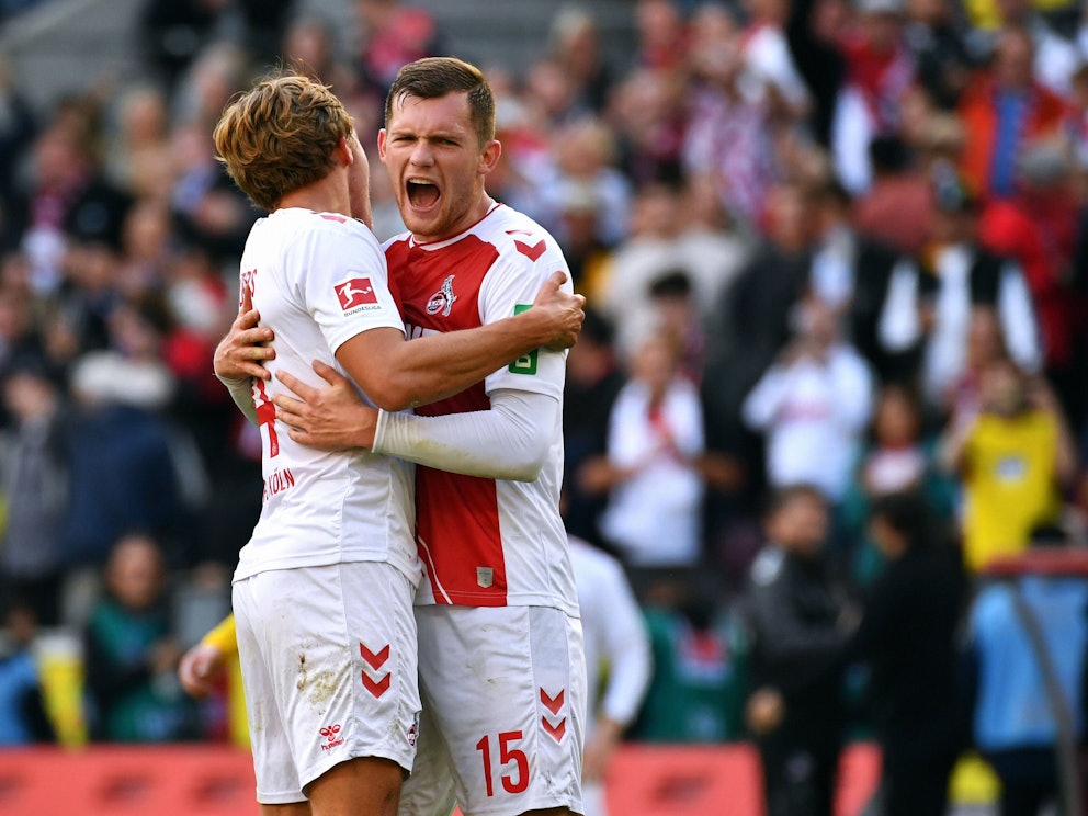Luca Kilian und Timo Hübers jubeln über den Sieg gegen Dortmund.