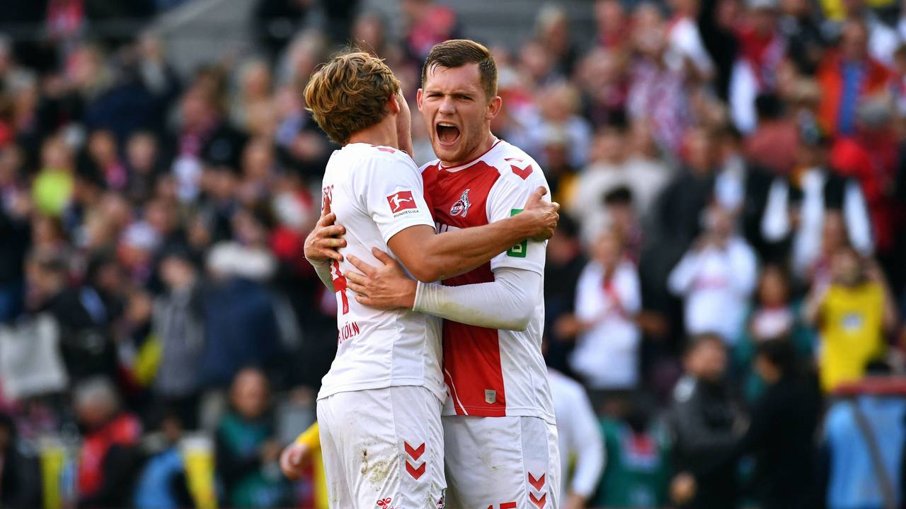 Luca Kilian und Timo Hübers jubeln über den Sieg gegen Dortmund.