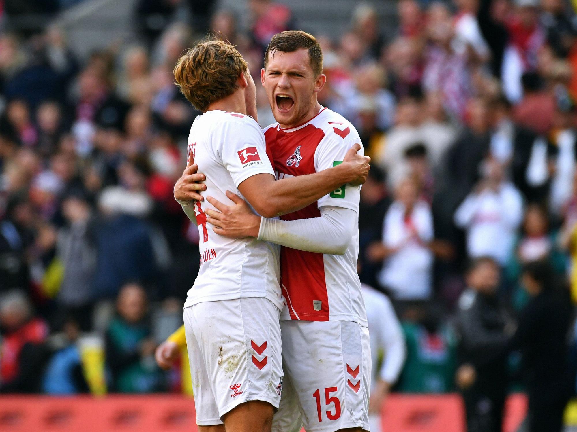 Luca Kilian und Timo Hübers jubeln über den Sieg gegen Dortmund.