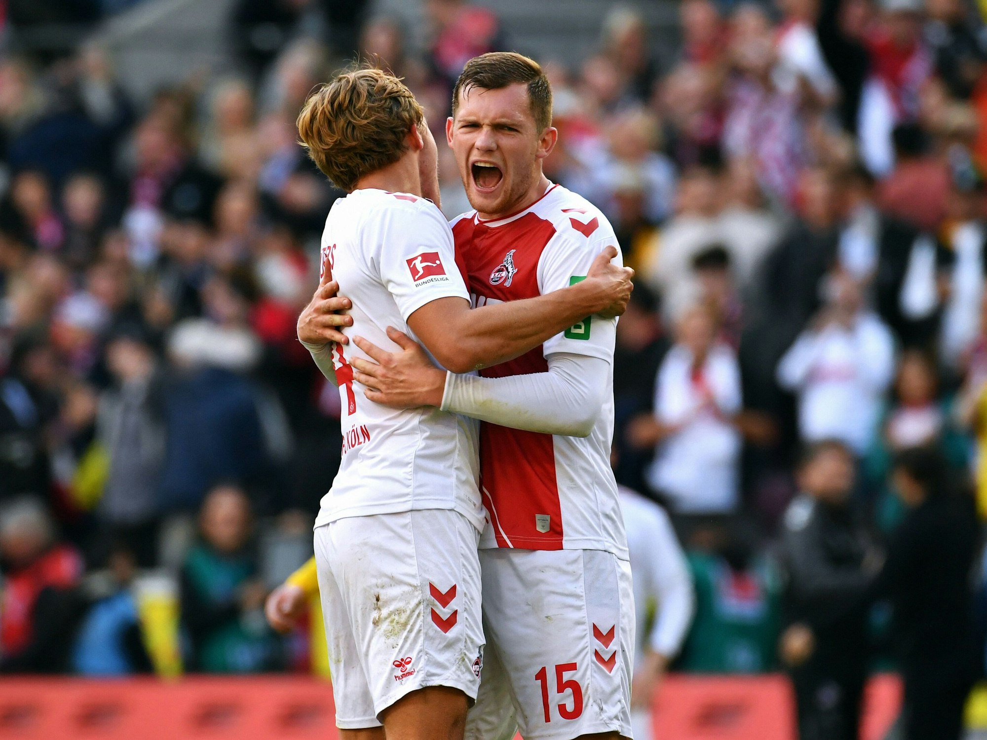 Luca Kilian und Timo Hübers jubeln über den Sieg gegen Dortmund.