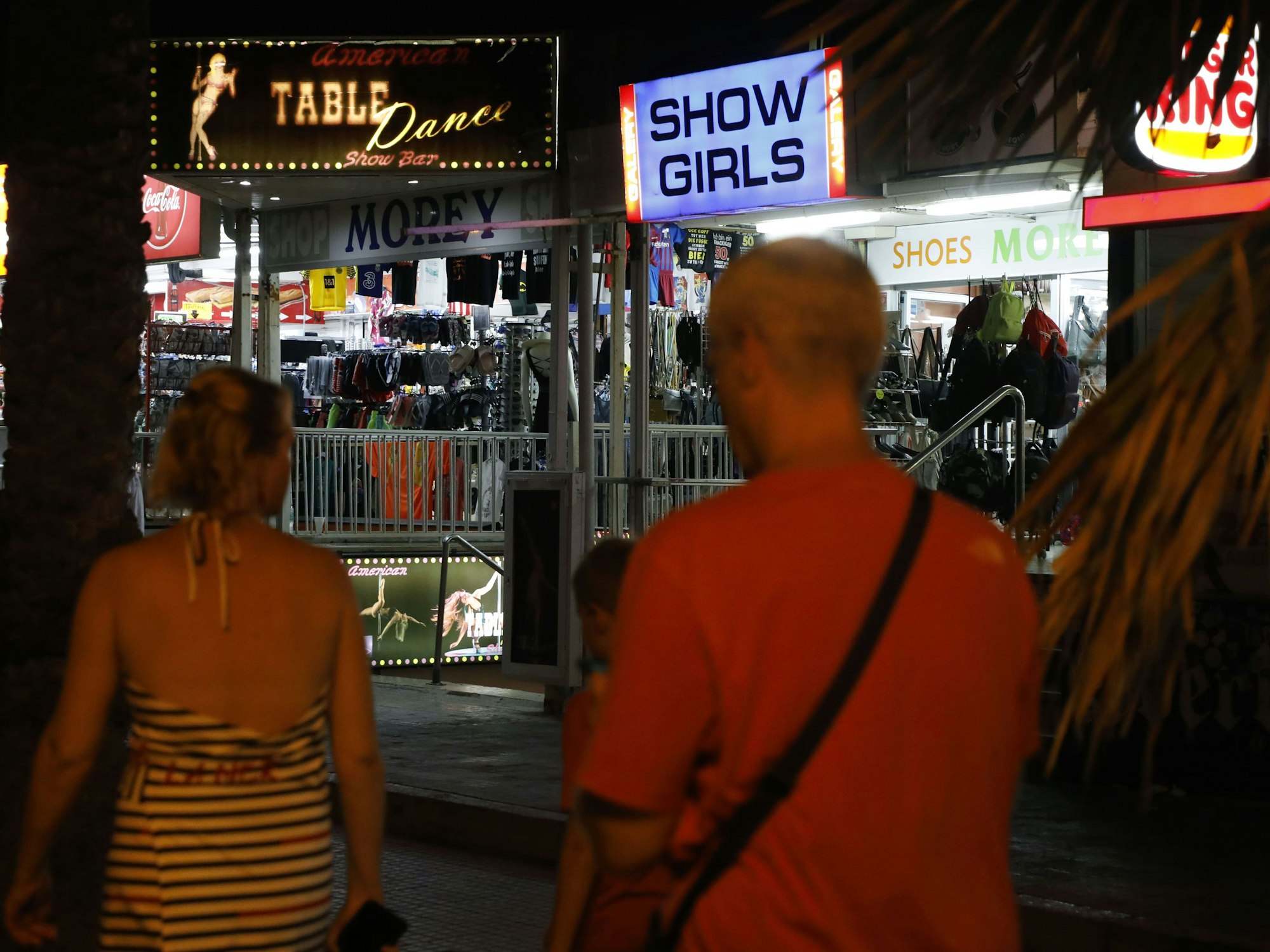 Das Foto zeigt Touristen am Strand von Arenal auf der Ferieninsel Mallorca im Juli 2022. Missstände im Sextourismus sind dort ein grßes Thema.