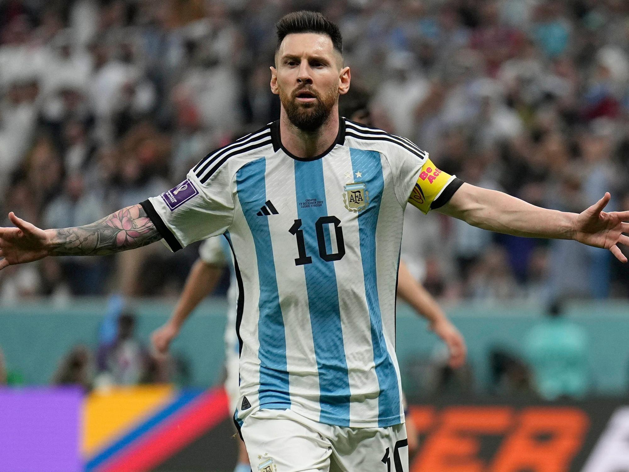 Lionel Messi jubelt im argentinischen Nationalmannschaftstrikot.
