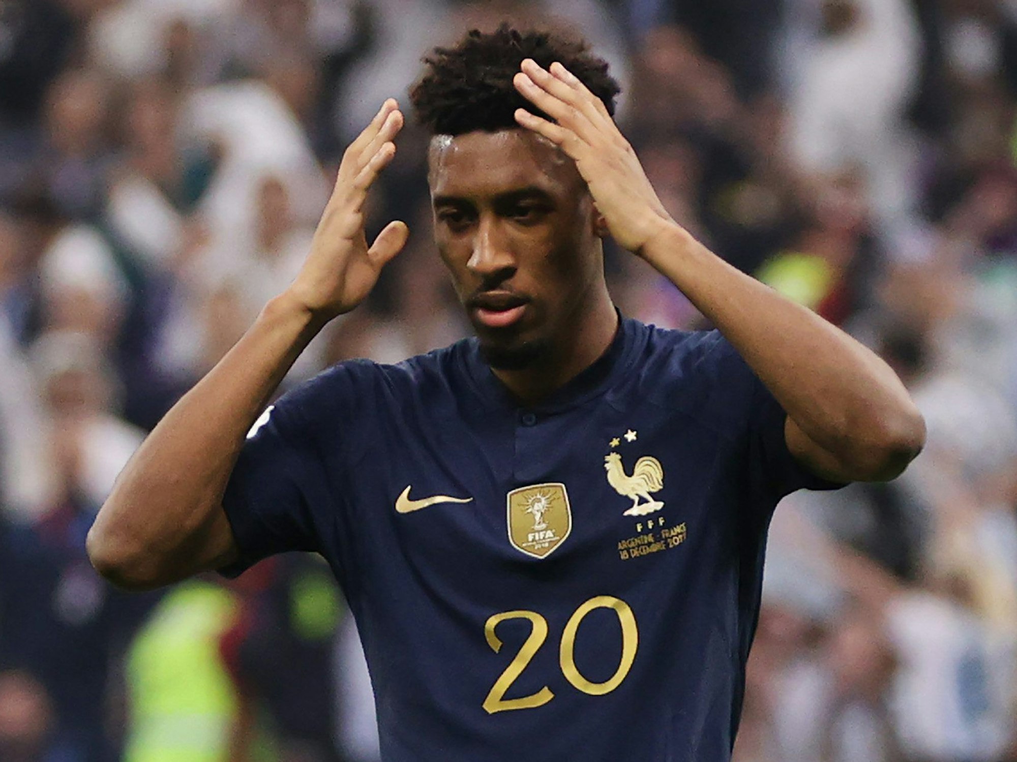 Kingsley Coman fasst sich ungläubig an den Kopf.