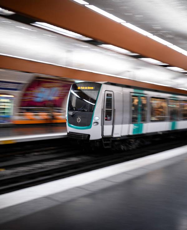 Ein Metro-Zug der Pariser Linie 9 fährt in einen Bahnhof ein.