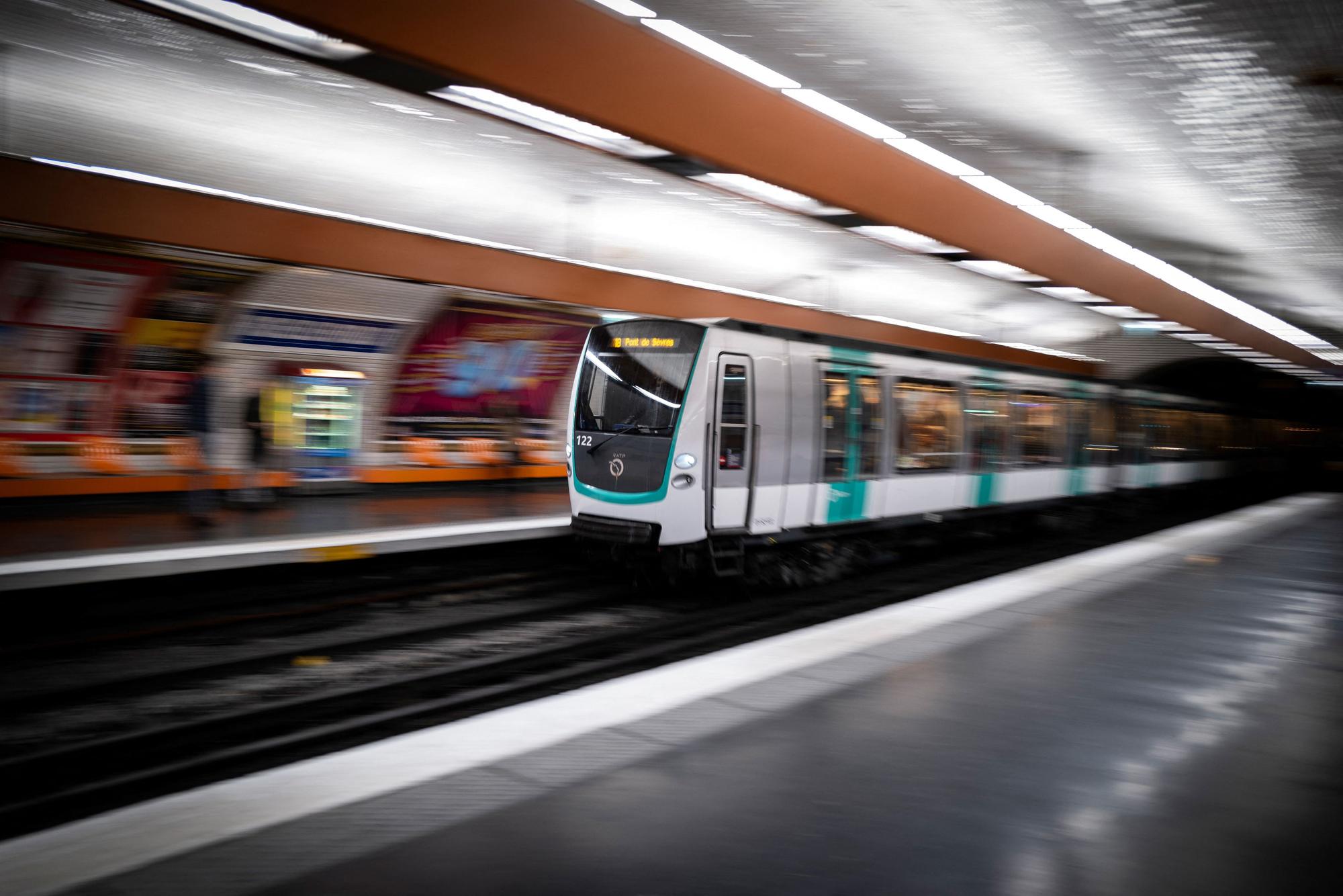 Ein Metro-Zug der Pariser Linie 9 fährt in einen Bahnhof ein.