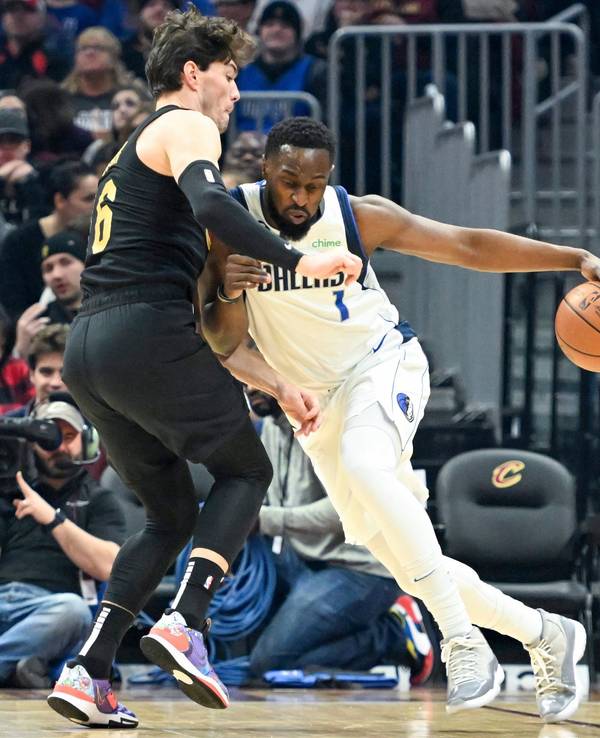 Kein Durchkommen für die Dallas Mavericks: Theo Pinsen bleibt im Dribbling an Cedi Osman von den Cleveland Cavaliers hängen.