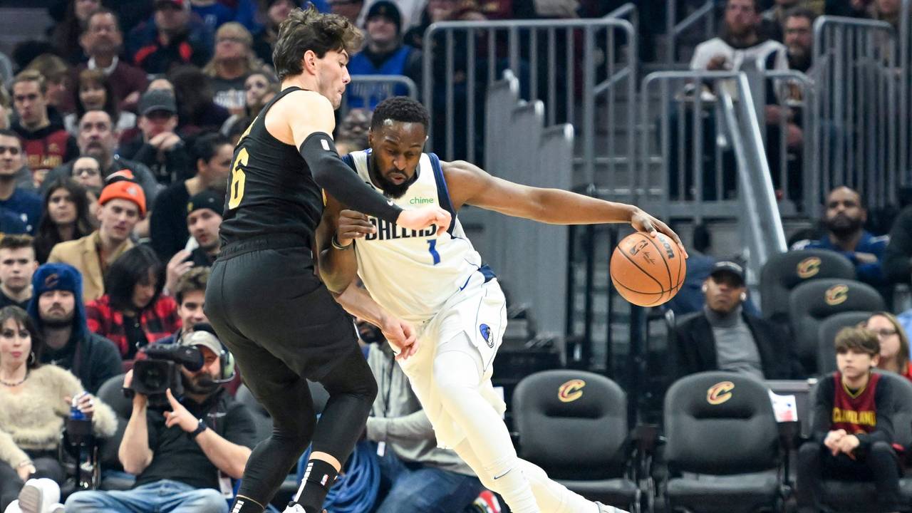 Kein Durchkommen für die Dallas Mavericks: Theo Pinsen bleibt im Dribbling an Cedi Osman von den Cleveland Cavaliers hängen.