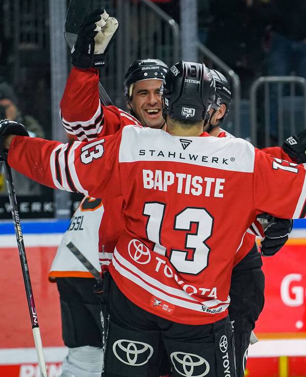 Nick Baptiste Köln gratuliert Jon Matsumoto zu seinem Treffer.